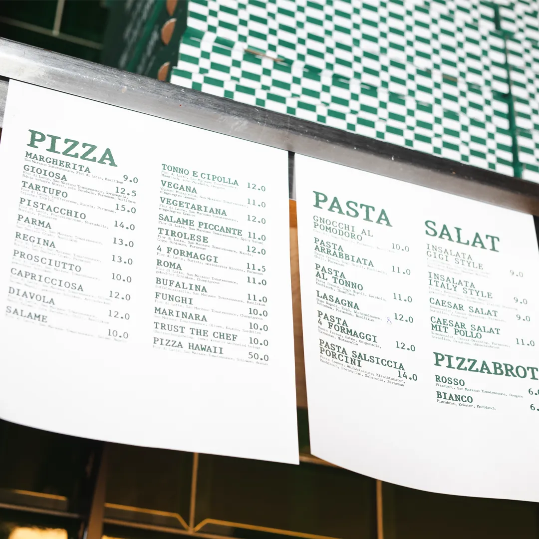 Die Speisekarte von gigi. an der Theke des Steh-Restaurants